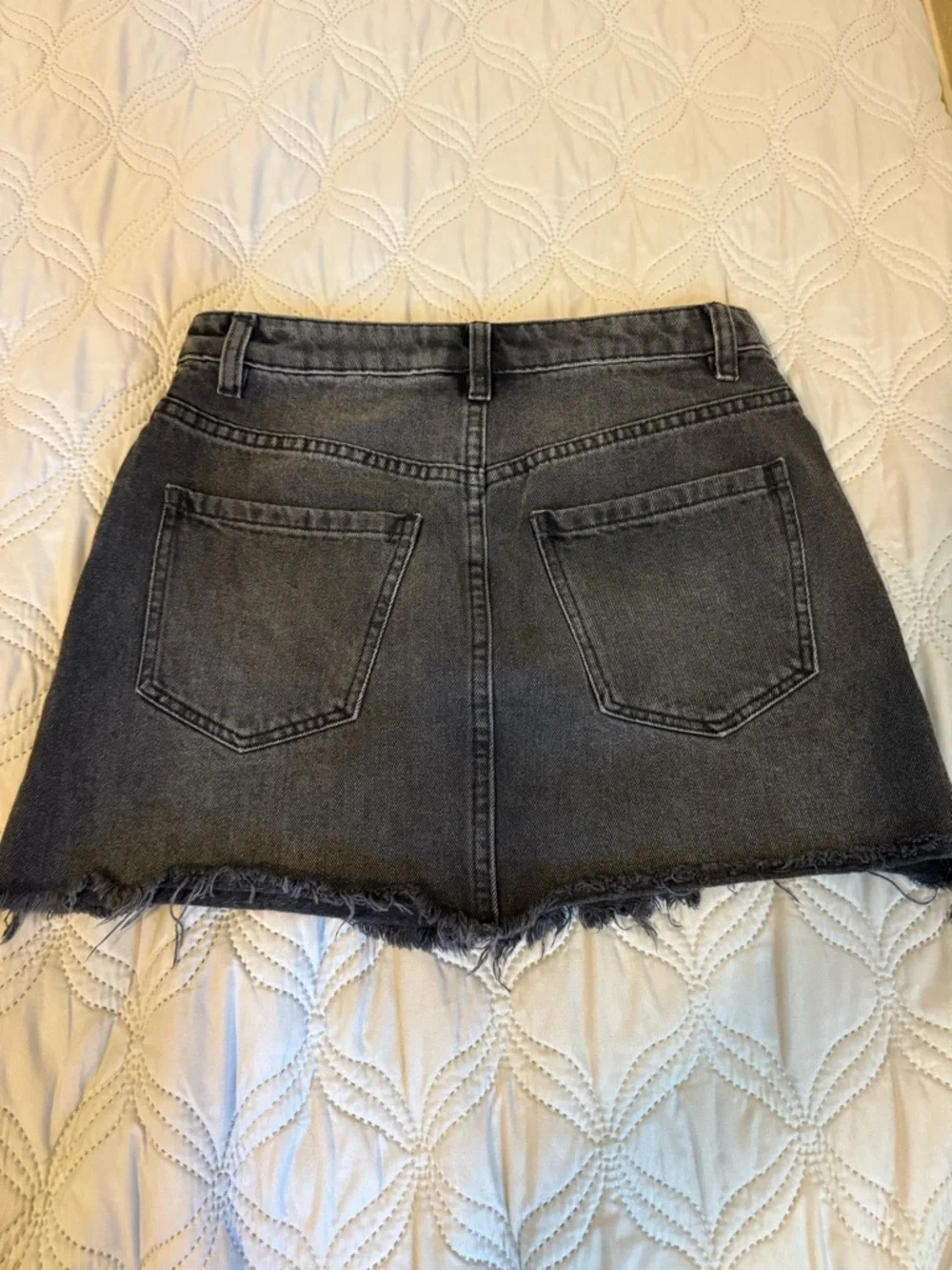 Free People We The Free‎ Black Denim Mini Skirt Size 26 Zip Front Raw Hem